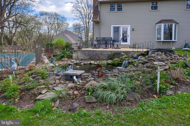 8 ELK CIR, New Providence, PA 17560