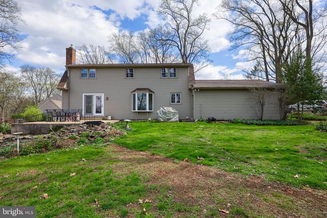 8 ELK CIR, New Providence, PA 17560