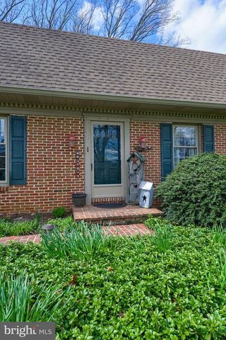 8 ELK CIR, New Providence, PA 17560