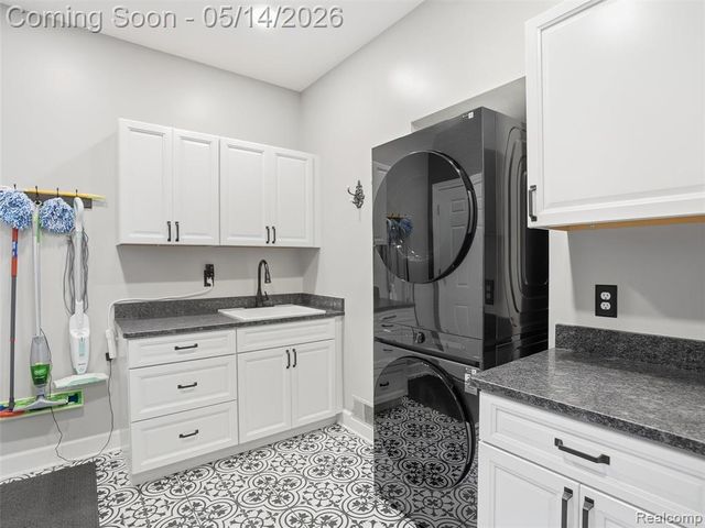 7475 Pinehurst Circle, Bloomfield Hills, MI 48301