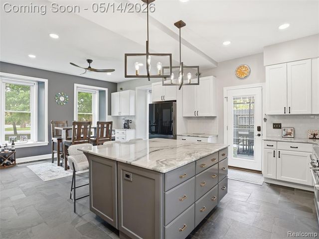 7475 Pinehurst Circle, Bloomfield Hills, MI 48301