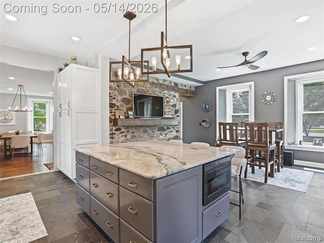 7475 Pinehurst Circle, Bloomfield Hills, MI 48301