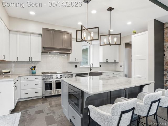 7475 Pinehurst Circle, Bloomfield Hills, MI 48301