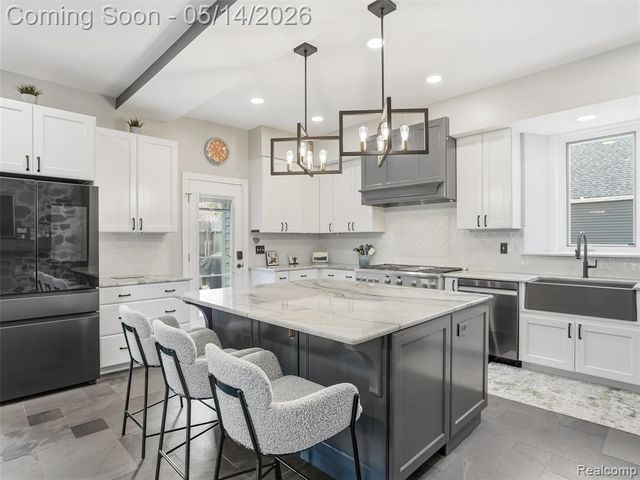 7475 Pinehurst Circle, Bloomfield Hills, MI 48301
