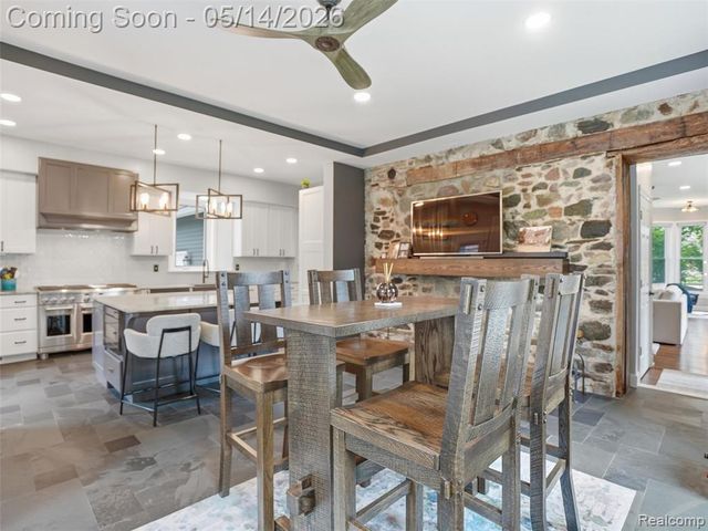 7475 Pinehurst Circle, Bloomfield Hills, MI 48301