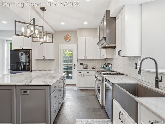 7475 Pinehurst Circle, Bloomfield Hills, MI 48301