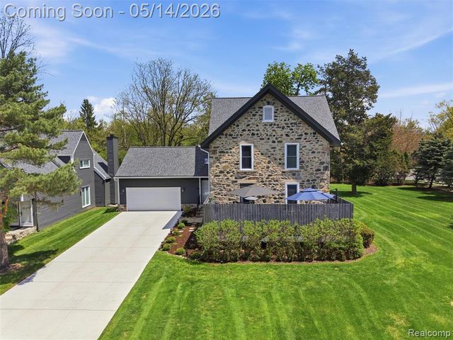 7475 Pinehurst Circle, Bloomfield Hills, MI 48301