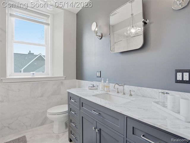 7475 Pinehurst Circle, Bloomfield Hills, MI 48301