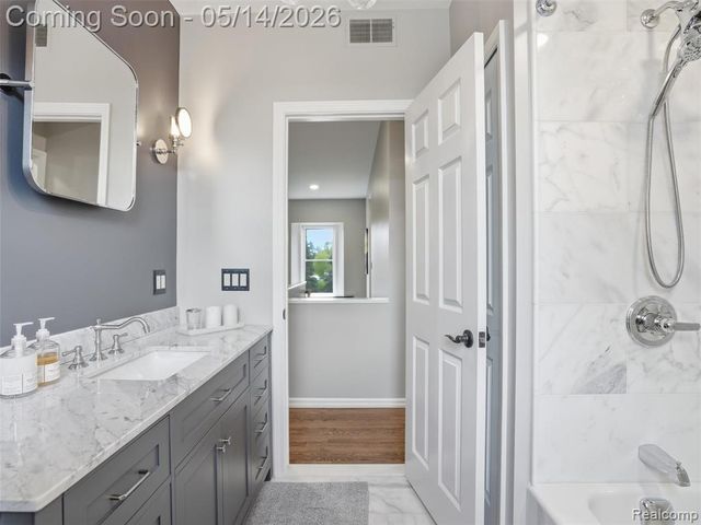 7475 Pinehurst Circle, Bloomfield Hills, MI 48301