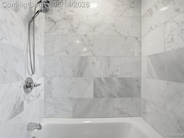 7475 Pinehurst Circle, Bloomfield Hills, MI 48301