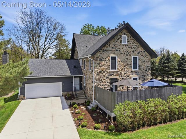 7475 Pinehurst Circle, Bloomfield Hills, MI 48301