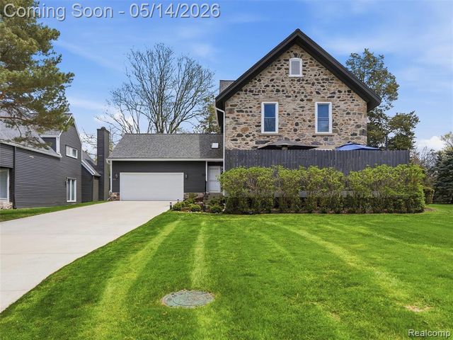 7475 Pinehurst Circle, Bloomfield Hills, MI 48301