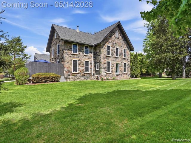 7475 Pinehurst Circle, Bloomfield Hills, MI 48301