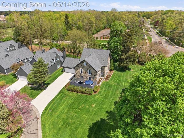 7475 Pinehurst Circle, Bloomfield Hills, MI 48301