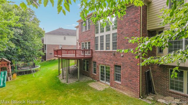 7083 Chatham Court, West Bloomfield, MI 48322
