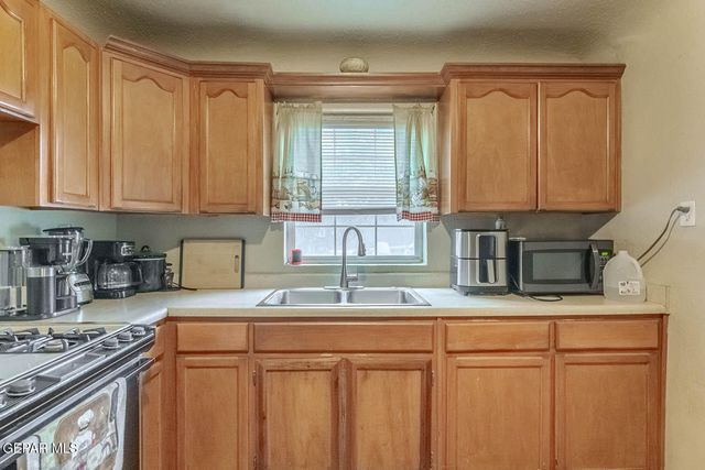 7907 ALAMEDA Avenue, El Paso, TX 79915