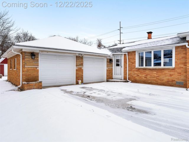 44833 MADDELEIN Street, Clinton Charter Township, MI 48036