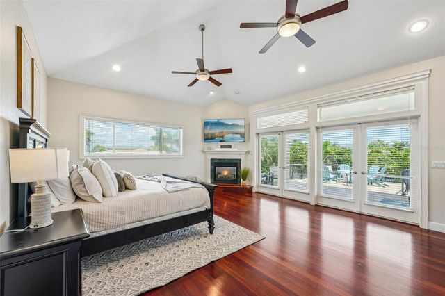 2032 MASSACHUSETTS AVENUE NE, St Petersburg, FL 33703