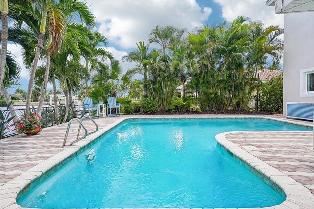 2032 MASSACHUSETTS AVENUE NE, St Petersburg, FL 33703