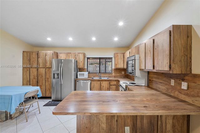 8201 NW 53rd St, Lauderhill, FL 33351