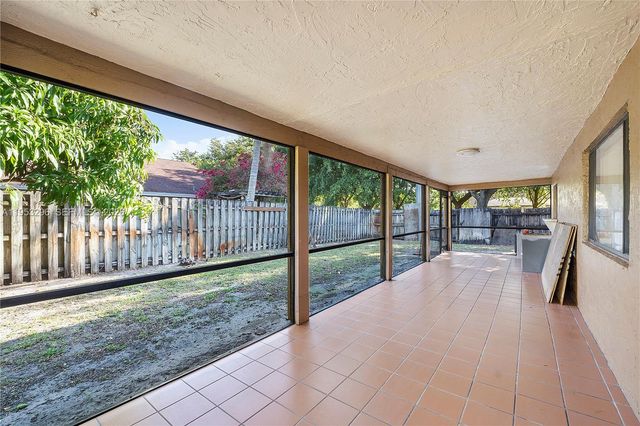 8201 NW 53rd St, Lauderhill, FL 33351