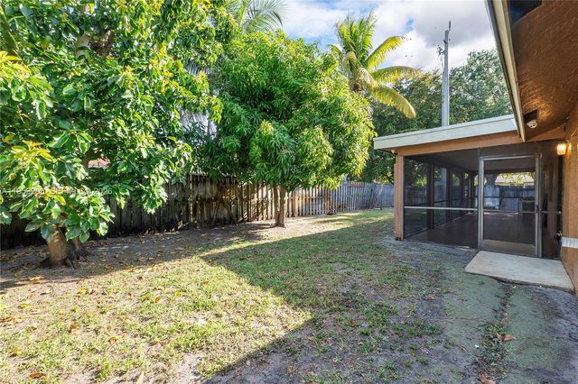 8201 NW 53rd St, Lauderhill, FL 33351