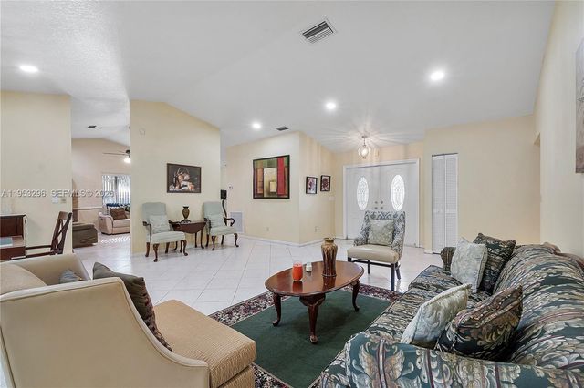 8201 NW 53rd St, Lauderhill, FL 33351