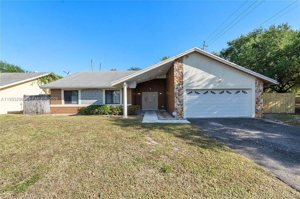 8201 NW 53rd St, Lauderhill, FL 33351