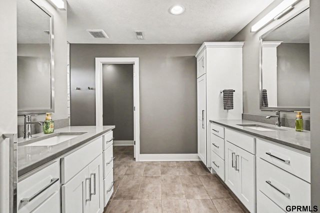 3865 S 207th Street, Omaha, NE 68022
