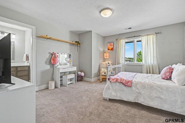 3865 S 207th Street, Omaha, NE 68022