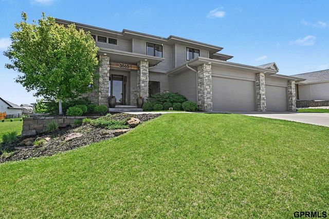 3865 S 207th Street, Omaha, NE 68022