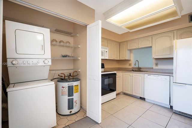 260 NW 76th Ave 404, Margate, FL 33063