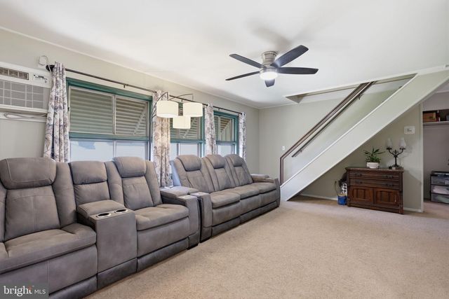 17 NEEDLEPINE LN, Levittown, PA 19054