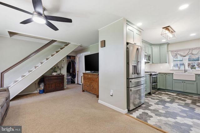 17 NEEDLEPINE LN, Levittown, PA 19054