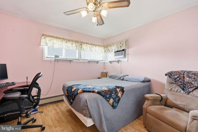 17 NEEDLEPINE LN, Levittown, PA 19054