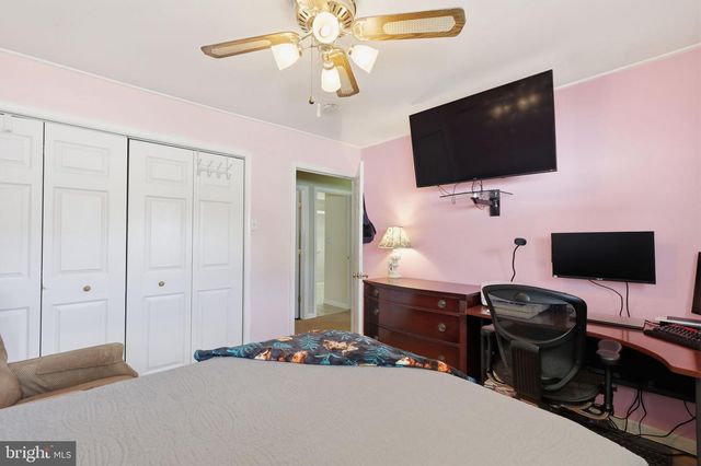 17 NEEDLEPINE LN, Levittown, PA 19054