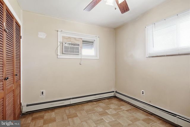 17 NEEDLEPINE LN, Levittown, PA 19054