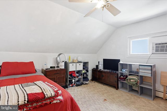 17 NEEDLEPINE LN, Levittown, PA 19054