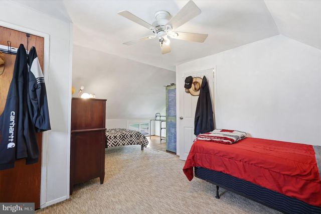 17 NEEDLEPINE LN, Levittown, PA 19054
