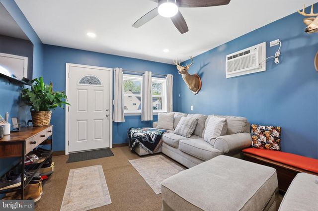 17 NEEDLEPINE LN, Levittown, PA 19054