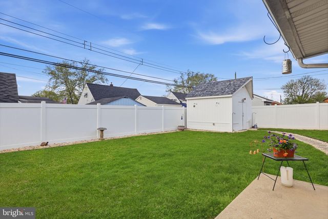 17 NEEDLEPINE LN, Levittown, PA 19054