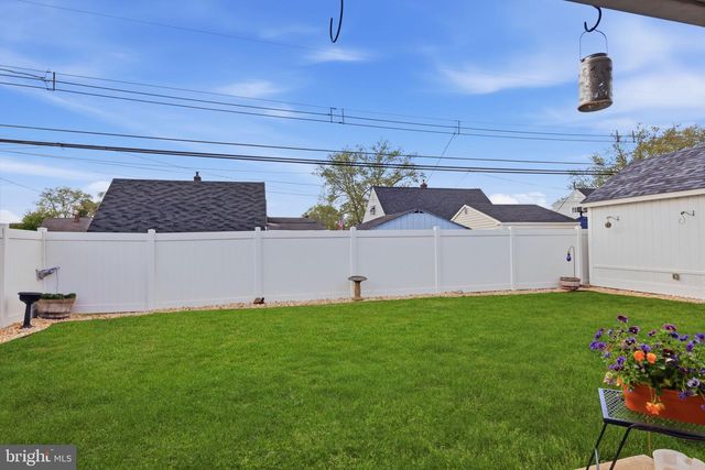 17 NEEDLEPINE LN, Levittown, PA 19054