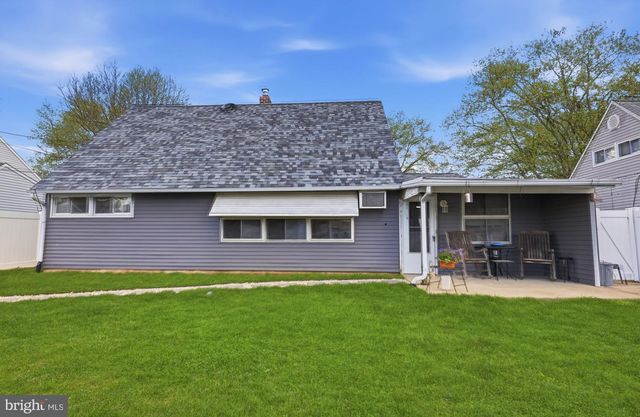 17 NEEDLEPINE LN, Levittown, PA 19054