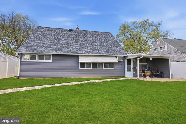 17 NEEDLEPINE LN, Levittown, PA 19054