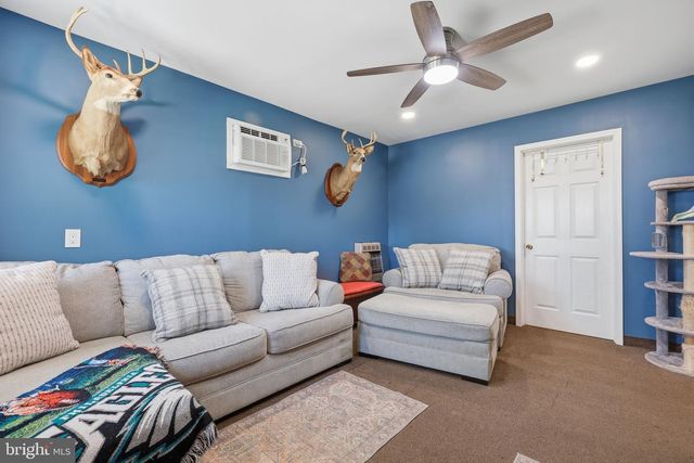 17 NEEDLEPINE LN, Levittown, PA 19054