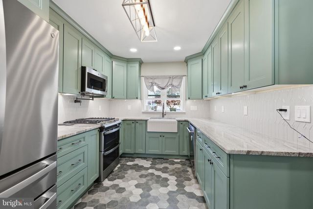17 NEEDLEPINE LN, Levittown, PA 19054