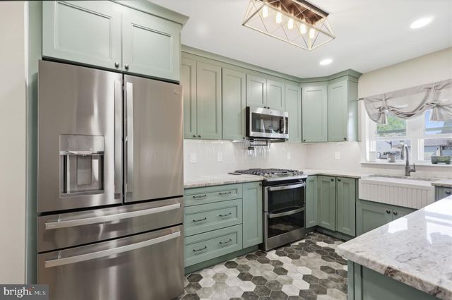 17 NEEDLEPINE LN, Levittown, PA 19054