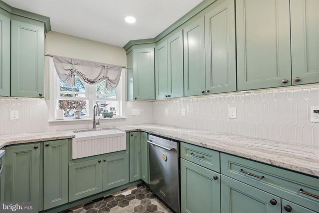 17 NEEDLEPINE LN, Levittown, PA 19054