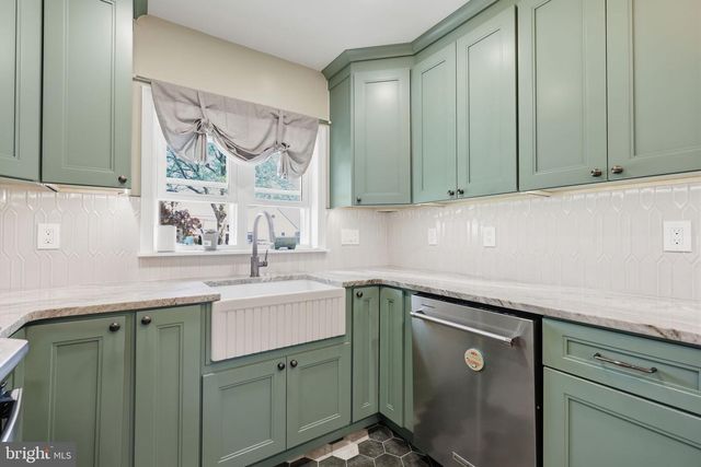17 NEEDLEPINE LN, Levittown, PA 19054
