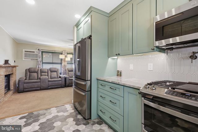 17 NEEDLEPINE LN, Levittown, PA 19054